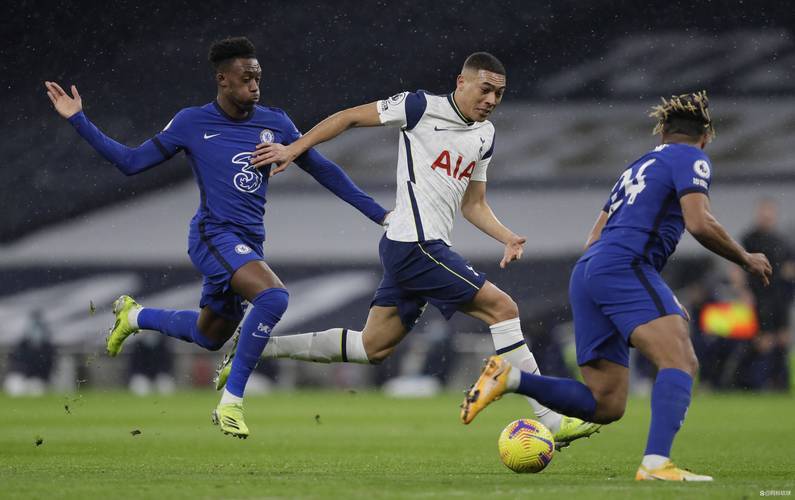 关键时刻欧联焦点战；比利亚雷亚尔远射贴柱；气氛紧张；身体对抗强度拉满的简单介绍